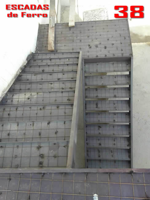Estrutura armação de ferro para concretar escada